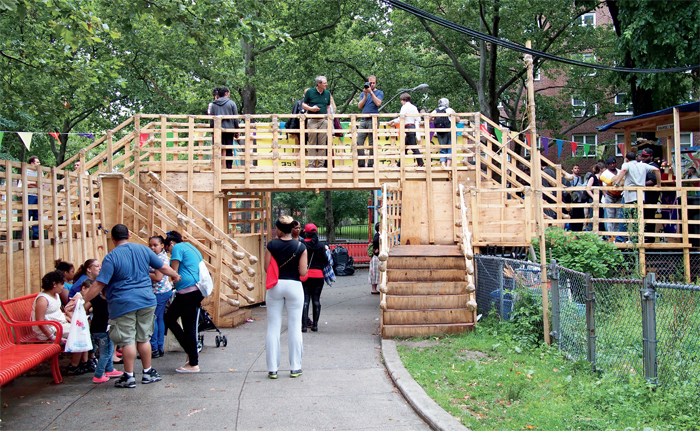 En savoir plus sur Thomas Hirschhorn Gramsci Monument